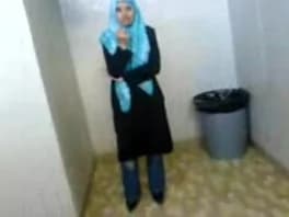طالبة أردنية محجبة بتخلع ملابسها وتتناك من زميلها في حمام المدرسة – سكس عربي أردني