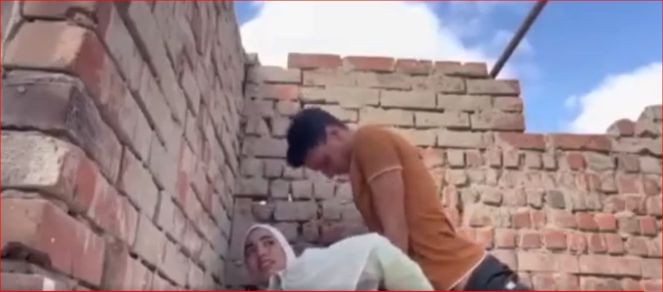 ياما صارت مشاكل على السطح العربي في مصر – شاب بيفشخ حبيبته المحجبة فوق السطوح